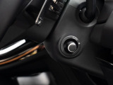 電動調整ステアリングコラムは、このレバーを使うことでハンドルの位置を前後上下に調整できます。更にシートメモリーと同時にハンドルの位置も記憶するので、大変便利な機能です。