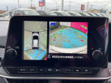 車を真上から見ているように、周囲の状況を把握しながら安心して駐車が行えるアラウンドビューモニター装備!