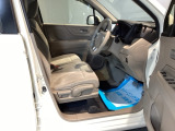 ベンチシートは、運転席と助手席の移動もスムーズ! 狭い駐車場での乗り降りや、お子様の乗り降りにも便利です。