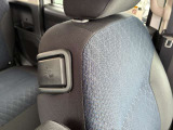 助手席シートの右肩口に助手席を倒すレバーを装着。運転席から簡単に操作できるので、助手席を倒して運転席に座ったまま、後席のお子さまをケアすることができます
