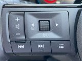 ハンドルから手を離さずにオーディオの操作ができるステアリングスイッチ付