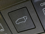 【パワーバックドア】スマートキーや運転席のボタンを押すだけでリアゲートが自動で開閉します!荷物を持っている時や、高い位置にあるバックドアを閉める際に便利な機能です♪