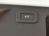 【パワーテールゲート】 パワーテールゲートを備えており、ボタン操作での自動開閉が可能です。女性からも重宝される装備の一つです。
