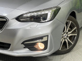 【LEDヘッドライト】悪天候や夜間走行時も良好な視界を確保し安心して運転できる高輝度LEDヘッドライトを装備!点灯速度が早く、消費電力も抑えられています。