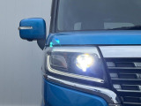 【LEDヘッドライト】悪天候や夜間走行時も良好な視界を確保し安心して運転できる高輝度LEDヘッドライトを装備!点灯速度が早く、消費電力も抑えられています。