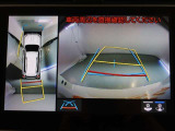 パノラミックビューモニター付きです。車両を上から見たような映像をモニター画面に表示。運転席からの目視では見にくい、車両周辺の状況をリアルタイムでしっかり確認できます。