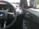 【ハンドル】ドライバーとBMW車の一体感がダイレクトに伝わるステアリングホイール。形状・太さへの拘りに加えて、操作性を高める為にスイッチ類も配置。クイックかつ安定のドライビングを体感下さい!