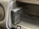 【ETC】有料道路を利用する際に料金所で停止することなく通過できる、ETC車載器(ノンストップ自動料金収受システム機器)が装備されています。セットアップを行うことで利用可能になります。