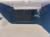 2列目片側を収倒した場合の写真です。大型のお荷物や長尺物にお荷物を積み込む際に大変余裕がある収納スペースです。