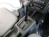 【オートマミッション(A/T)】シフトチェンジの煩わしさから解放される大事な装備です! 最近ではミッションも改良され、燃費もすこぶる良好になってますよ♪
