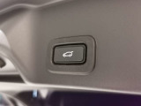 【パワーテールゲート】リアゲートは自動開閉機能が備わり、普段使いにも大変重宝します。女性オーナー様からもご好評いただくポイントの高い装備です。