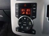 左右独立温度コントロールフルオートエアコンです。運転席、助手席それぞれで独立して温度設定ができます。冷え性の方が乗っても安心ですね♪