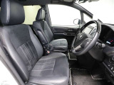 ゆったり室内で運転もしやすいです♪使い勝手の良い配置も考えられています!!