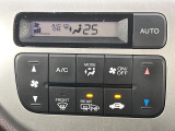【オートエアコン】一度お好みの温度に設定すれば、車内の温度を検知し風量や温度を自動で調整。暑い&hellip;寒い&hellip;と何度もスイッチ操作をする必要はありません。快適な車内空間には必須の機能ですね♪