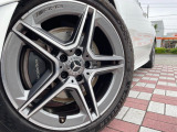 ●純正18インチアルミホイール:輸入車ならではの卓越した走りを支えるホイールと足回りです!日本車の走りに慣れている方にもぜひ体感して頂きたいほど、高いレベルでまとまっています!