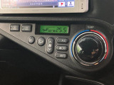 【オートエアコン】一度お好みの温度に設定すれば、車内の温度を検知し風量や温度を自動で調整。暑い&hellip;寒い&hellip;と何度もスイッチ操作をする必要はありません。快適な車内空間には必須の機能ですね♪