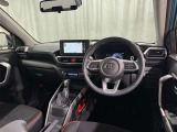 高いホールド性で運転姿勢が安定します。長距離ドライブでも疲れにくいのが魅力です。快適なドライビングライフをお送りください♪