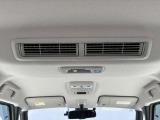 車内の空気を循環し後席まで素早く快適にしてくれるシーリングファン(プラズマクラスター搭載)♪暑い季節もムラなく涼しく、快適さがUP!エアコン前に扇風機を置くと効率が良いと言われる、あの発想ですw