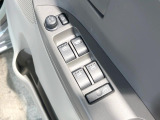 【電動格納ミラー】サイドミラーは電動格納式となっており、狭い駐車場でもキズがつくリスクを抑えられます。