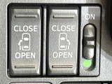 【両側パワースライドドア】スマートキーや運転席のスイッチで後席両側スライドドアの開閉が可能♪電動だから力を入れてドアを開ける必要が無く、小さなお子様でも簡単に開け閉めでき快適です♪