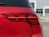 LEDテールランプ(ダイナミックターンインジケーター付き)特徴的な配光パターンによって後続車からの視認性が高まり、万一の追突の危険性を軽減します。