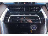 左右で温度調整の出来るデュアルオートエアコン完備☆快適な車内空間で会話も弾みます♪