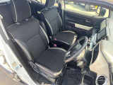 運転席はくつろぎのプライベート空間! 車内をクリーニングしてお待ちしております!