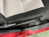 痛みの出やすい運転席シートの角、フロアマット、座面、ともに良好です