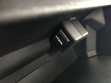 グローブボックス内にHDMI端子装着。こちらも純正アクセサリー