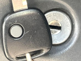 【キーレス】少し離れた場所からでもボタン一つでドアの開錠・施錠ができるのでとっても便利!ドアの鍵穴周りに傷をつけることもありません♪