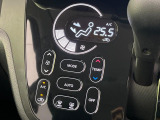 【オートエアコン】一度お好みの温度に設定すれば、車内の温度を検知し風量や温度を自動で調整。暑い&hellip;寒い&hellip;と何度もスイッチ操作をする必要はありません。快適な車内空間には必須の機能ですね♪