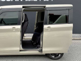 両手が塞がっていても足先をスッと入れてサッと引くだけで自動開閉する「ハンズフリーオートスライドドア(左側)」!両手で荷物や眠ったお子様を抱えていてもドアハンドルに触れずにスマートに開け閉めできます♪