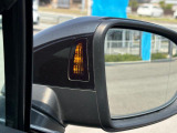 レーンチェンジアシスト。死角ゾーンの車両を検知することでミラー内側のインジケーターが点灯、安全な車線変更をサポートします。