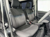 高いホールド性で運転姿勢が安定します。長距離ドライブでも疲れにくいのが魅力です。快適なドライビングライフをお送りください♪