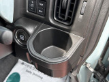運転席ハンドルの右側にもドリンクホルダーがございます!お飲み物だけではなく、携帯電話なども置けますね♪