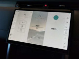 新インフォテイメントシステム「Pivi Pro」に搭載される3Dサラウンドカメラシステム。車輌AIにより車輌を含む周囲の映像を立体的に表示。よりスムーズな駐車や発進が可能となります。