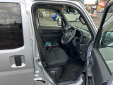 運転席はくつろぎのプライベート空間! 車内をクリーニングしてお待ちしております!