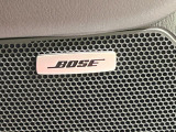 【BOSEサウンドシステム】メーカーオプションの高品位サウンドシステムを搭載。専用のチューニングが施された大小様々なスピーカーから良質なサウンドが奏でられ、臨場感あふれる音響空間を演出します。