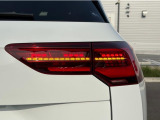 LEDテールランプ(ダイナミックターンインジケーター付き)特徴的な配光パターンによって後続車からの視認性が高まり、万一の追突の危険性を軽減します。