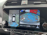 車を真上から見ているように、周囲の状況を把握しながら安心して駐車が行えるアラウンドビューモニター装備!