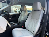 ホールド感もあり足元も広々とお使いいただけます。センターコンソールで運転席としっかり区切られているためゆとりのあるパーソナルスペースを確保しております。
