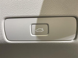 【パワーリヤゲート】スイッチひとつで後ろのバックドアを電動で開閉できます。荷物などで手がふさがっている時や離れた場所からでも、スマートにカーゴルームにアクセスできます。