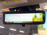 【スマートリヤビューミラー】後席の大きな荷物や同乗者で後方が確認しづらい時でも安心!カメラが撮影した車両後方の映像をルームミラー内に表示。クリアな視界で状況の確認が可能です!