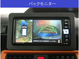 【パノラマモニター】に搭載した4つのカメラにより、車を真上から見ているような映像を表示。運転席から確認しにくい車両周囲の状況を把握できます。