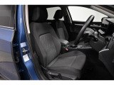 安全性と快適性を追求した、少し硬めのシート。 これは長時間の運転や渋滞などの状況でも、身体の疲労度が少ないことを求めたものです。