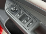 運転席ドアに集約されたパワーウィンドウスイッチで全窓をスマートに操作できます。