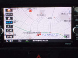 空から見下ろすような視点で、スムーズな駐車と安全確認をサポートする「アラウンドビューモニター」付です。