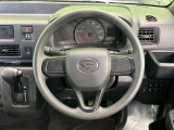 インテリアに合わせたデザインのステアリングは、運転される方のことも考え、運転しやすい形状、大きさです。是非一度、実際に触ってお確かめください。