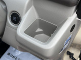 運転席ハンドルの右側にもドリンクホルダーがございます!お飲み物だけではなく、携帯電話なども置けますね♪