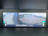 【フロント&サイドカメラ】ドライバーから見にくい死角部分を映像で確認できる前方と左側面にカメラを装着。見通しがきかない場所や住宅密集地などを運転することが多い人におすすめの安心装備です。